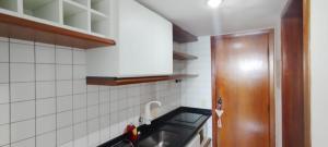 cocina con fregadero y encimera en Hotel sol vitória Marina, en Salvador