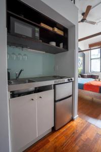 cocina con fregadero y microondas en una habitación en Character Loft Studio in the Heart of City Centre en Auckland