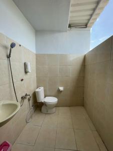 bagno con servizi igienici e lavandino di Canggu 77 Guest House a Canggu