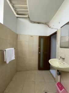 bagno con lavandino e specchio di Canggu 77 Guest House a Canggu