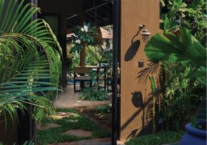 Taman di luar Red Thread Morjim