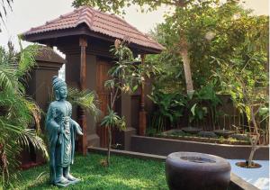 Taman di luar Red Thread Morjim