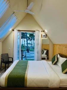 Un dormitorio con una cama grande y una ventana en Veda5 Ayurveda Living Village, en Trichūr