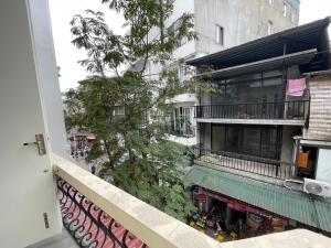 uma vista a partir de uma varanda de um edifício em Mimi Housing em Hanói