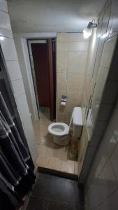 - une petite salle de bains avec toilettes dans une cabine dans l'établissement El Reciclado, à Santa Rosa