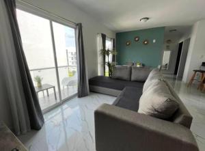 阿卡普爾科的住宿－Acapulco Lux，带沙发和大窗户的客厅