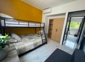阿卡普爾科的住宿－Acapulco Lux，一间卧室配有双层床和滑动玻璃门