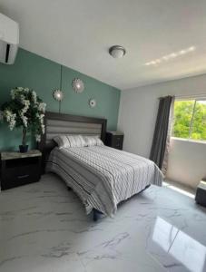 En eller flere senge i et værelse på Acapulco Lux