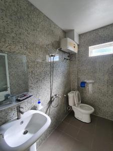 Kylpyhuone majoituspaikassa 2Stones Cát Bà Homestay