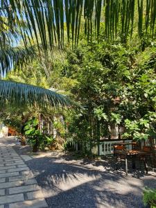 Κήπος έξω από το 2Stones Cát Bà Homestay