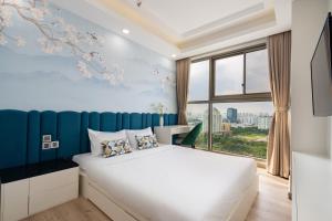 1 dormitorio con cama y ventana en Convinia Luxury The Peak Midtown, en Ho Chi Minh