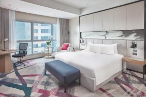 Postel nebo postele na pokoji v ubytování Crowne Plaza Manila Galleria by IHG
