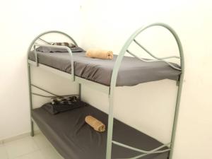מיטה או מיטות קומותיים בחדר ב-184 Kulai Homestay Tmn Gunung Pulai 3BR 9pax Shortstay