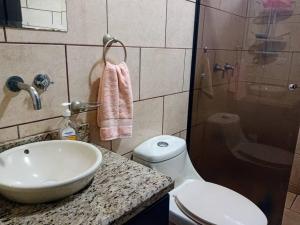 y baño con lavabo, aseo y ducha. en Casa Monserrat: Céntrica y Acogedora, en Concepción