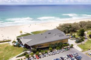 een uitzicht op een gebouw naast een strand bij ULTIQA Air On Broadbeach in Gold Coast