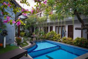 Bazén v ubytování Bali Full Moon Guest House nebo v jeho okolí