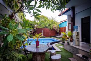 Bazén v ubytování Bali Full Moon Guest House nebo v jeho okolí