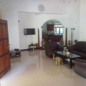 een woonkamer met een bank en een tafel bij Paradise villa aluthgama in Aluthgama