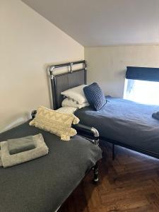 Ένα ή περισσότερα κρεβάτια σε δωμάτιο στο Stunning Town Center Cottage with hot tub +32 φωτογραφίες