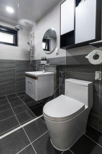 Et badeværelse på Seogwipo Donnaeco Pension + 9 billeder