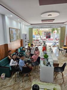 a group of people sitting in a room at Homstay Lynh Lynh Phú Yên in Liên Trì (3)