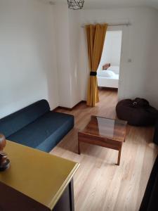 uma sala de estar com um sofá e uma mesa de centro em Location petite maison em Quillebeuf-sur-Seine