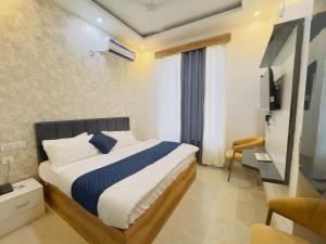 Ліжко або ліжка в номері Aa Hotels & Resorts Chandigarh Zirakpur