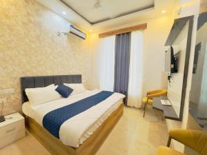 ZirakpurにあるAa Hotels & Resorts Chandigarh Zirakpurのベッドルーム(ベッド1台、テレビ付)