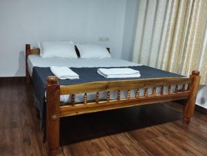 Una cama con dos toallas encima. en Dream Catcher Beach Home Marari, en Mararikulam