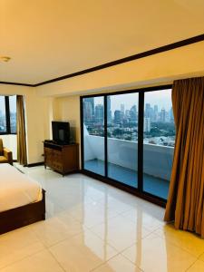 een hotelkamer met uitzicht op een stad bij Fully Furnished Omni Tower Apartments Nana - Sukhumvit soi 4 in Bangkok