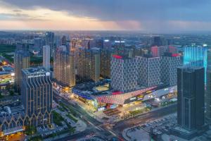 una vista aérea de una ciudad por la noche en Urumqi Luolan Hotel, en Ürümqi