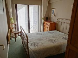 sypialnia z łóżkiem, komodą i oknem w obiekcie Sirenuse I 0404 with beautiful sea view w mieście Nieuwpoort