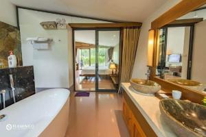 Nhà bếp/bếp nhỏ tại Villa Owner tại khu nghỉ dưỡng sinh thái Đại Lải Resort