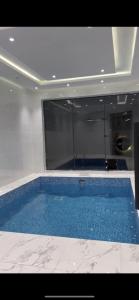 een groot zwembad in een kamer met bij سي بريز in Quţuf al Mişrī