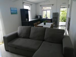 un soggiorno con divano e tavolo di Ô Bercail du Sud-Hibiscus chez Jeannette a Mt Bois Noir