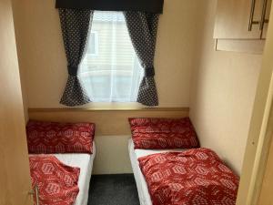 Säng eller sängar i ett rum på 2 bedroom caravan on 4 star park
