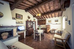 una cucina e un soggiorno con tavolo e sedie di Agriturismo I Roseti a Montepulciano