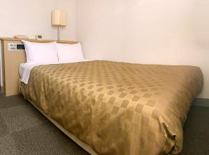 - un grand lit dans une chambre d'hôtel dans l'établissement Hotel LC Gifu Hashima, à Hashima