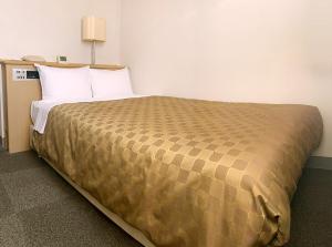 a large bed in a hotel room at Hotel LC Gifu Hashima in Hashima