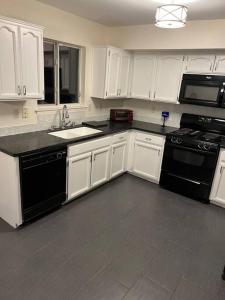 Η κουζίνα ή μικρή κουζίνα στο Calming Upper Valley Residence