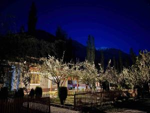 The Kesar Guest House Sumoor外面的花园
