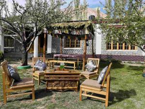 The Kesar Guest House Sumoor外面的花园