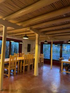 列城The Kesar Guest House Sumoor的用餐室设有木桌、椅子和窗户。 更多37张照片