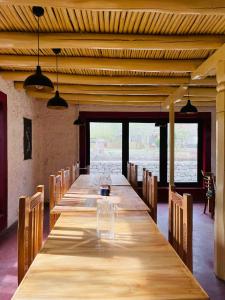The Kesar Guest House Sumoor餐厅或其他用餐的地方