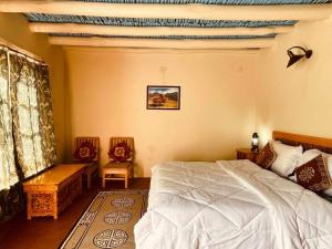 The Kesar Guest House Sumoor客房内的一张或多张床位