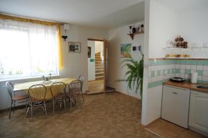 Villa Pan Tadeusz tesisinde mutfak veya mini mutfak