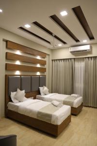1 dormitorio con 2 camas en una habitación en Miot Grande en Chennai