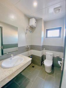 een badkamer met een wastafel en een toilet bij SAO MAI Dien Chau Hotel in Diễn Châu
