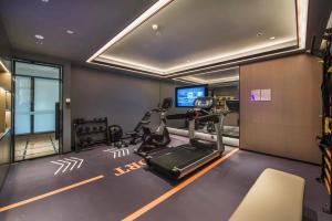 sala de fitness con cinta de correr y gimnasio en Atour X Hotel Dongguan Chang'an Wanda, en Dongguan