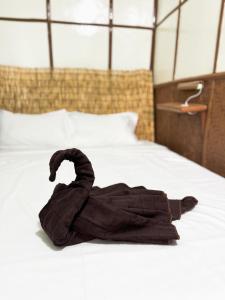 un sac noir assis au-dessus d'un lit dans l'établissement Sobral Rice Terraces View, 